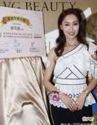 【就爱时尚】49岁郭可盈真会美丽，穿单肩衫配红色围巾超显贵气感