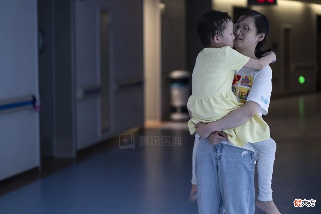 7岁女儿患上“儿童癌症之王”，妈妈用“快乐疗法”陪她闯关