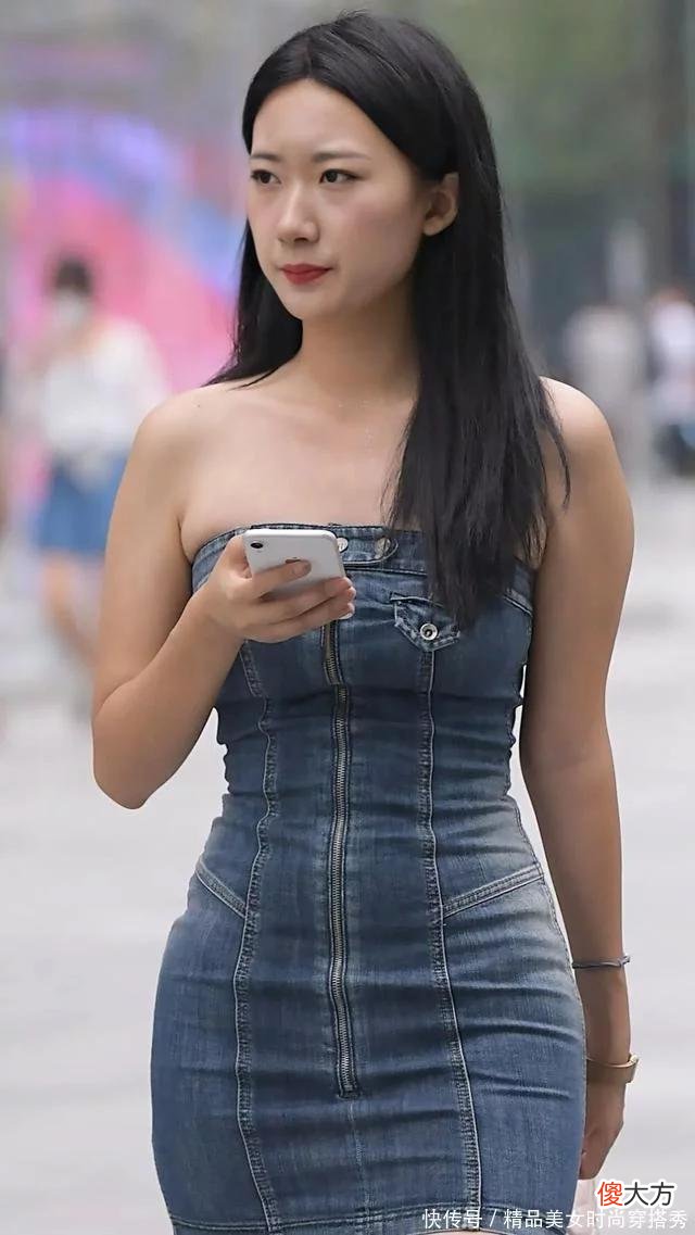 【时尚一点】小姐姐穿牛仔抹胸连衣裙配高跟鞋高级优雅又性感，简直美腻了