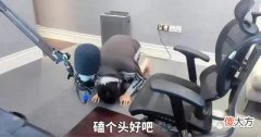 【游戏迷】DOTA2：发生什么事了，zard翔哥直播下跪磕头？