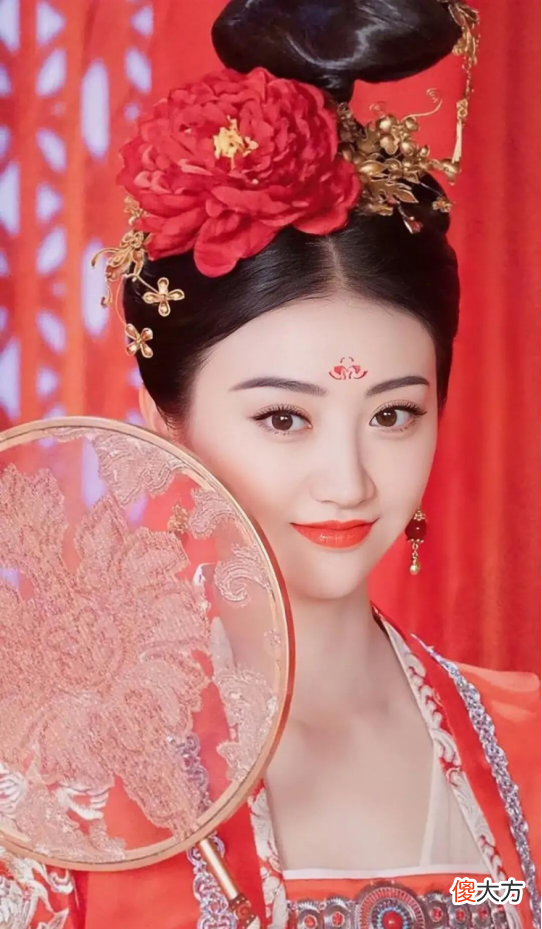 【就爱时尚】头戴牡丹花并不是人人都能驾驭的，不同的明星戴出不同的感觉！