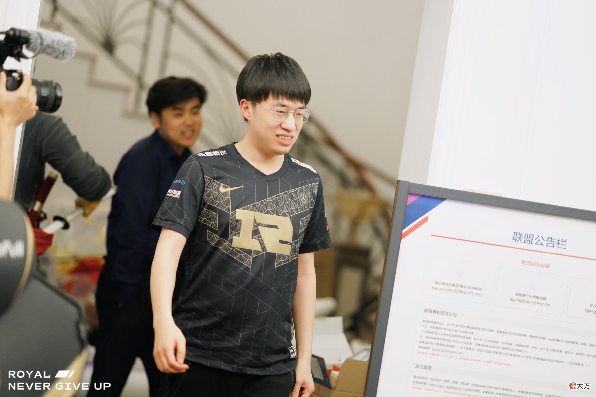 【游戏迷】练阵容or版本理解落后？RNG让一追二击败OMG，呼吸哥太敢说了！