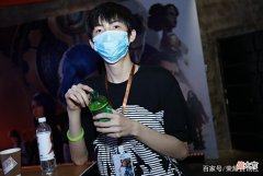 【游戏世界】小超梦队友吵架，打野嘲讽：要不是号被大飞老师封了会排到你们？
