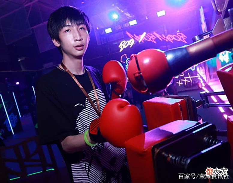 【游戏世界】小超梦队友吵架，打野嘲讽：要不是号被大飞老师封了会排到你们？