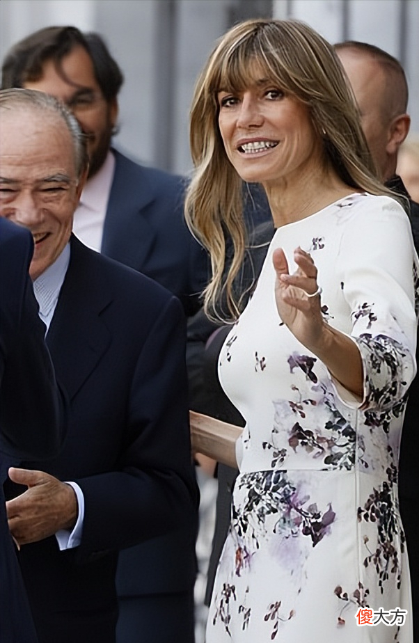 【时尚一点】峰会最后一天夫人们放大招!布丽吉特手臂皱巴巴,身材却不输莱后