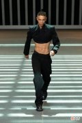 【就爱时尚】2023春夏巴黎男装周落幕，男士也流行穿起露脐装