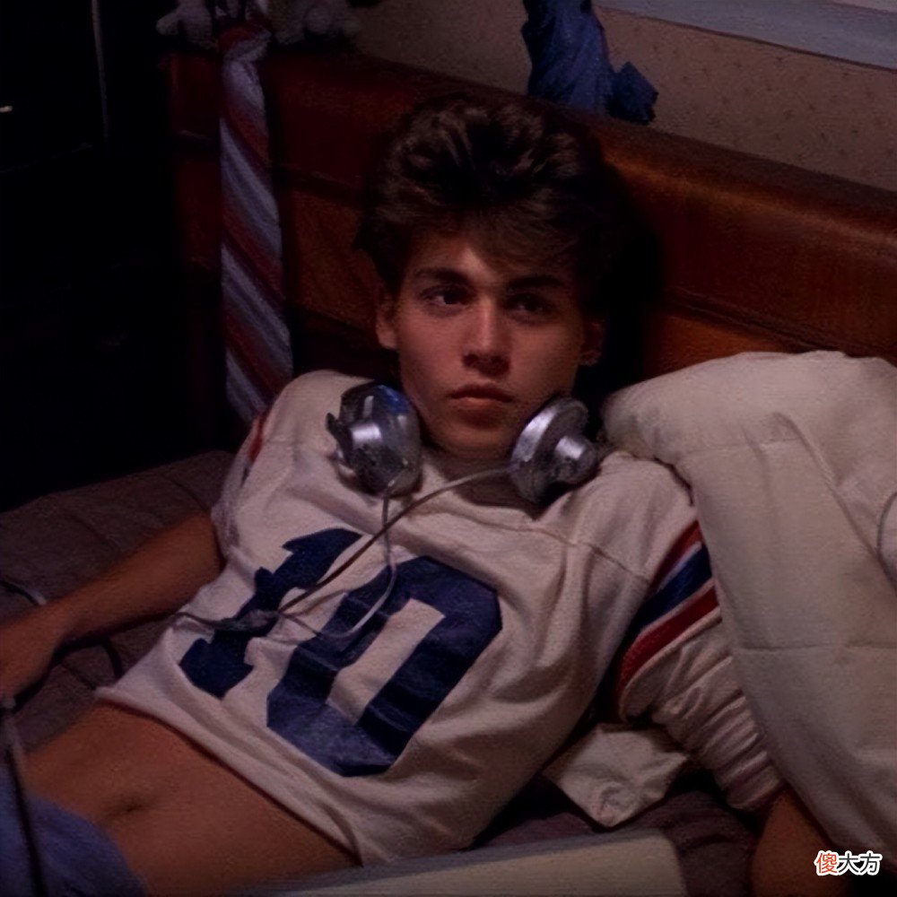 【就爱时尚】2023春夏巴黎男装周落幕,男士也流行穿起露脐装