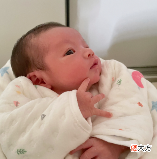 宝宝惊反消失后，也开始自主入睡，这方法真巧妙