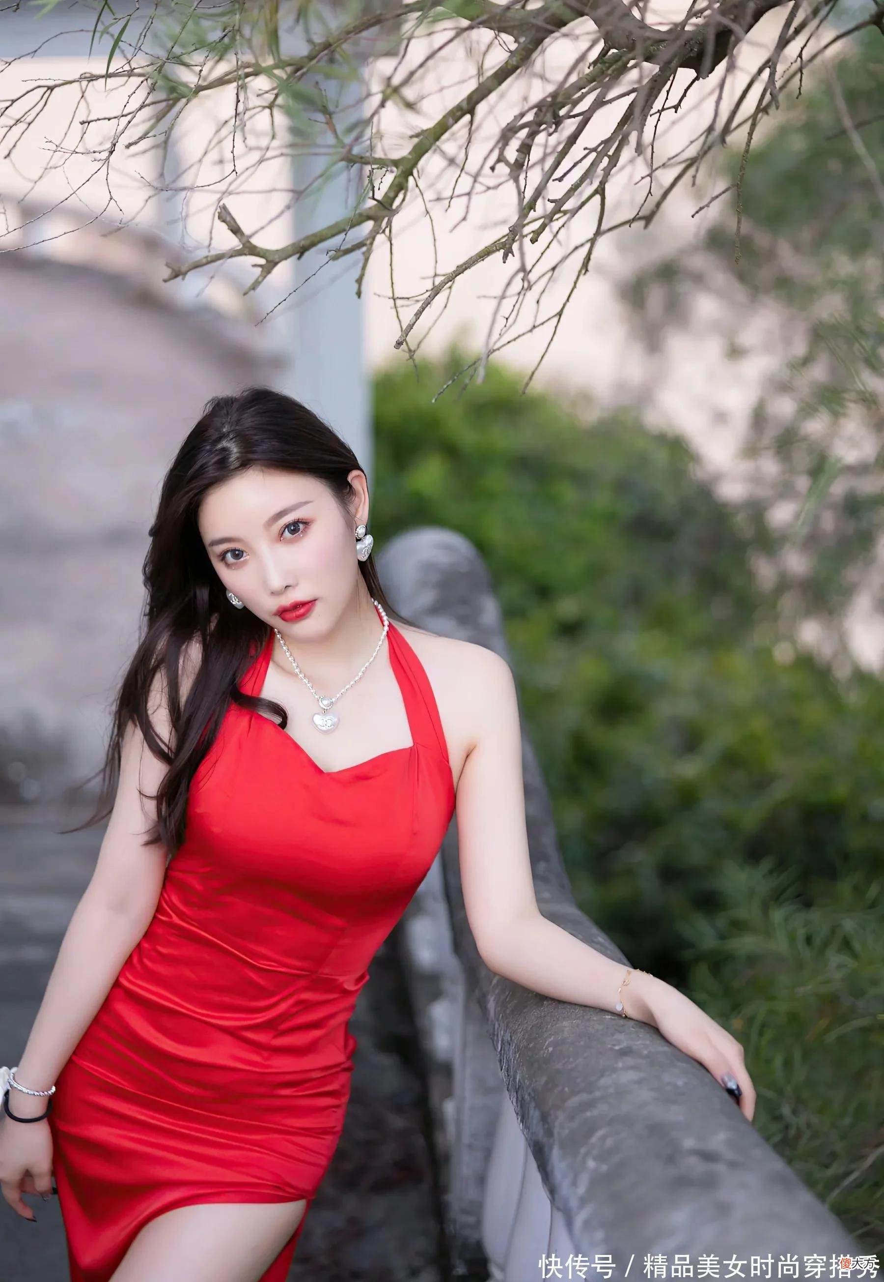 【时尚一点】一身长裙，气质拉满，艳丽无双
