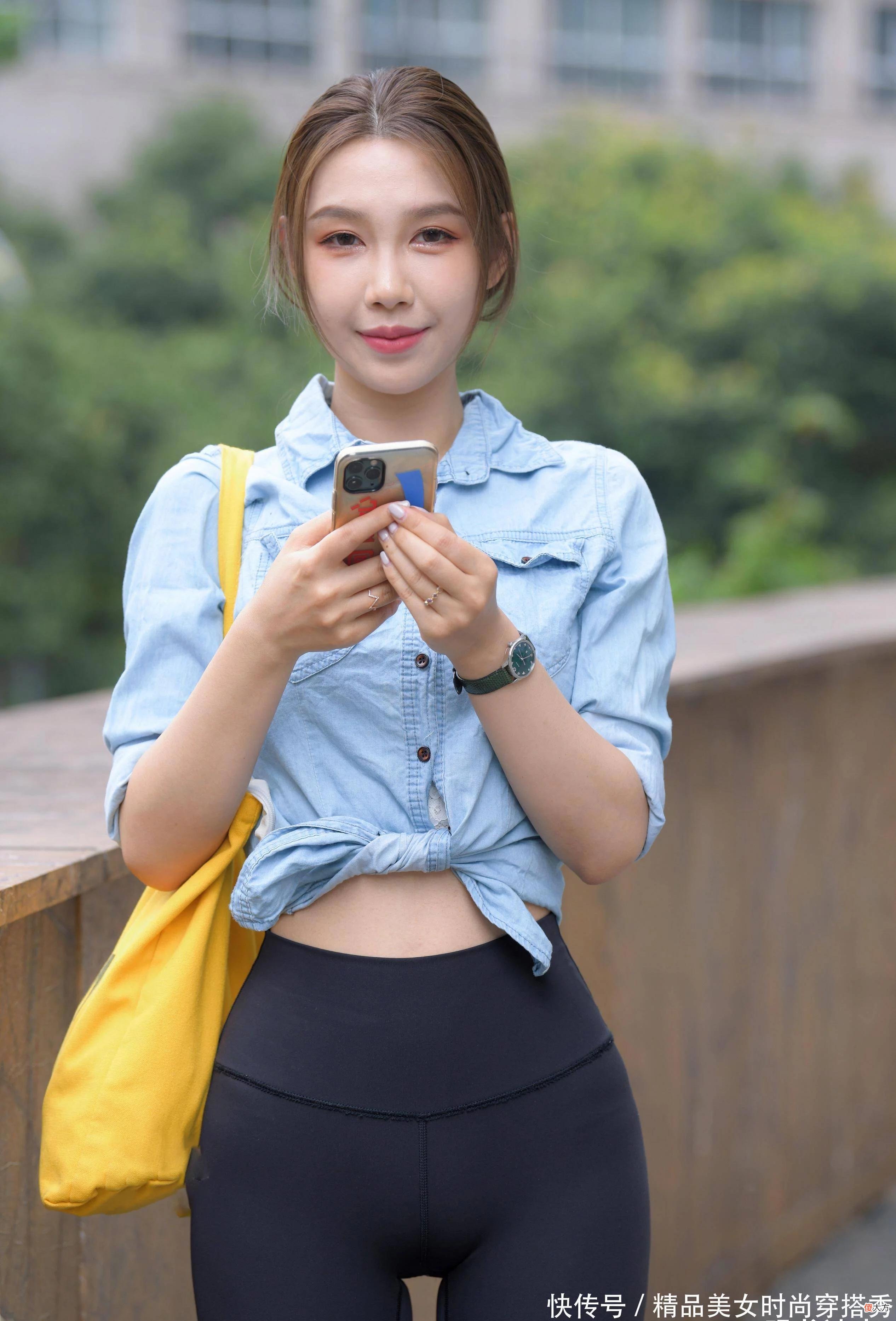 【时尚一点】身材曼妙的美女小姐姐，穿瑜伽裤的样子，展现出满满的青春活力