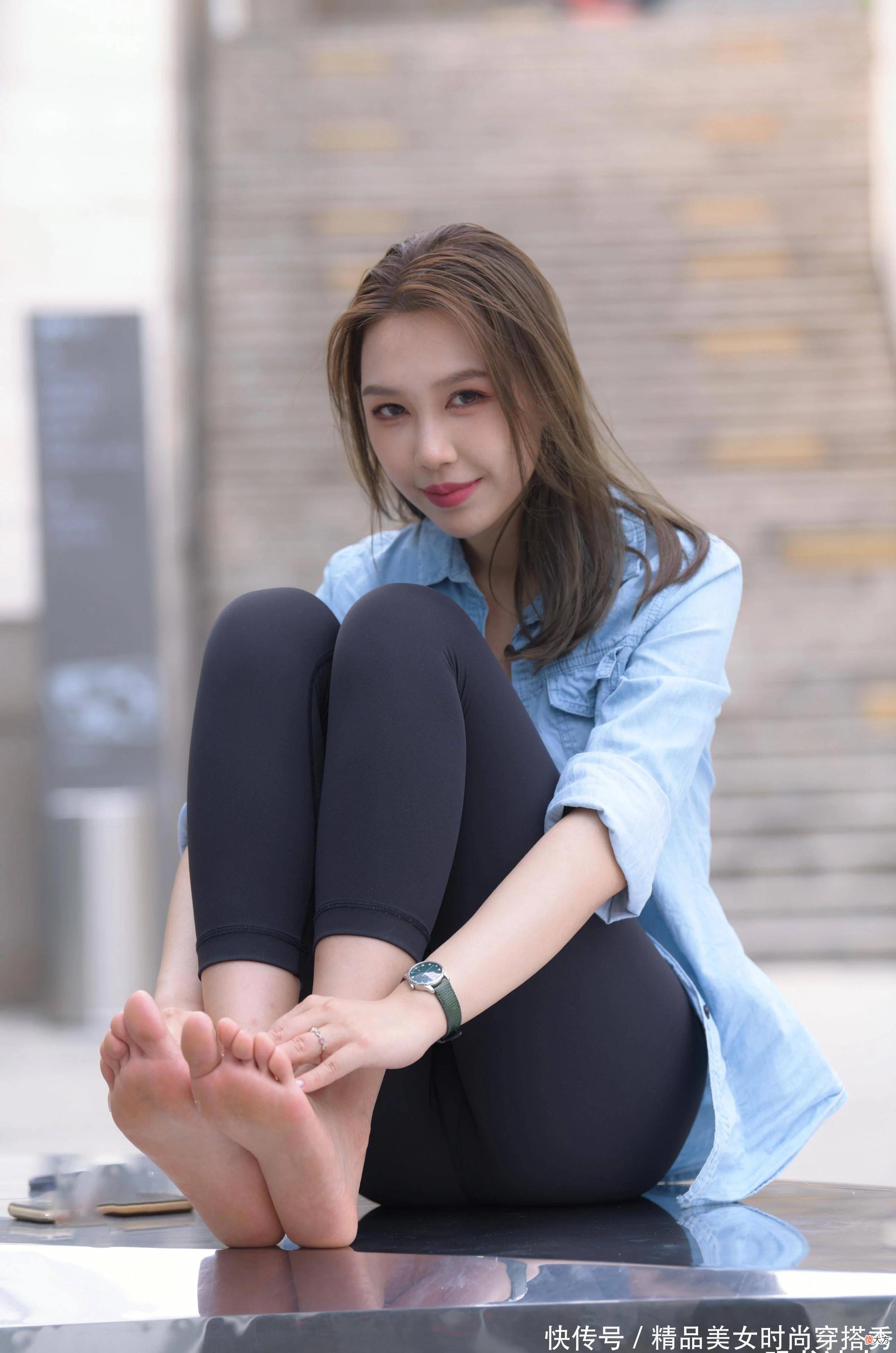 【时尚一点】身材曼妙的美女小姐姐，穿瑜伽裤的样子，展现出满满的青春活力