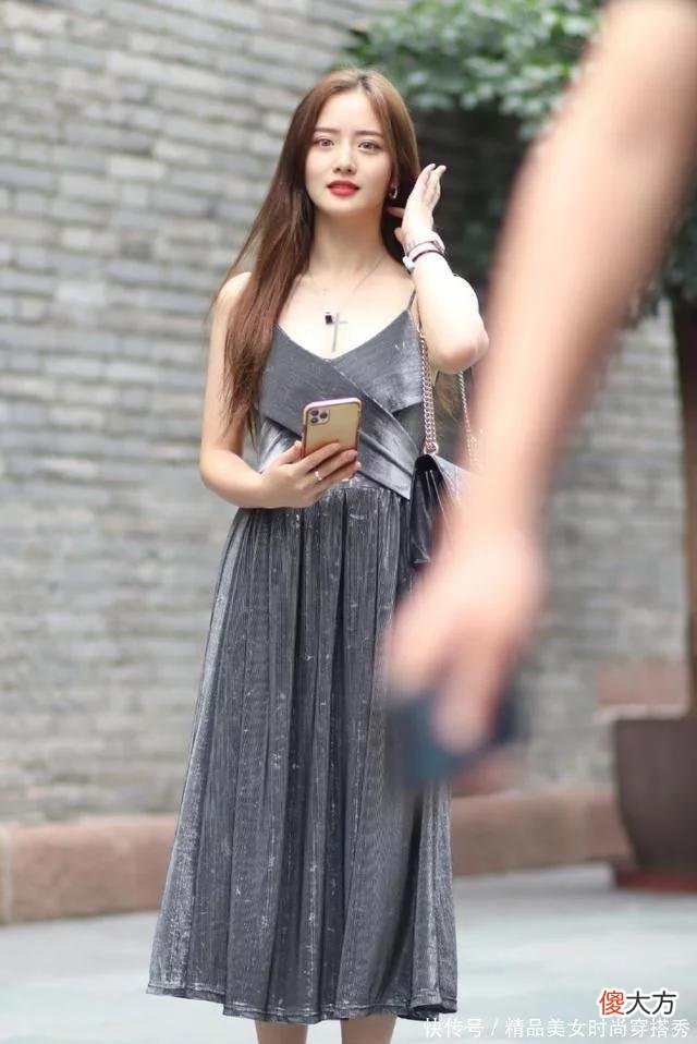 【就爱时尚】V领吊带丝绒长裙，不仅优雅，还能展现出迷人的气质