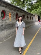 【就爱时尚】这才是气质女人该有的穿搭，简约大方，随性舒适有格调，谁穿谁美