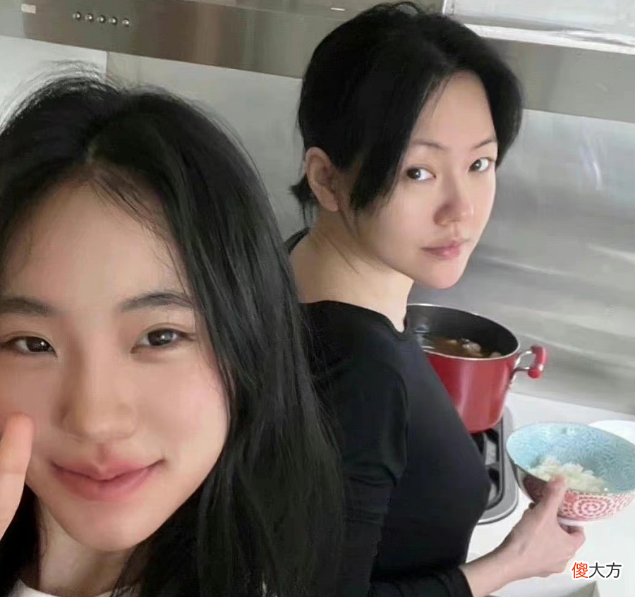 【时尚一点】小S次女逆袭成全家颜值天花板！穿背心走纯欲路线，模特身材好辣