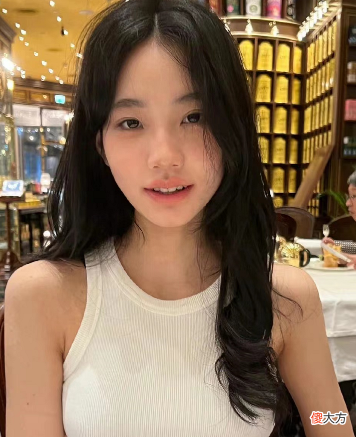 【时尚一点】小S次女逆袭成全家颜值天花板！穿背心走纯欲路线，模特身材好辣
