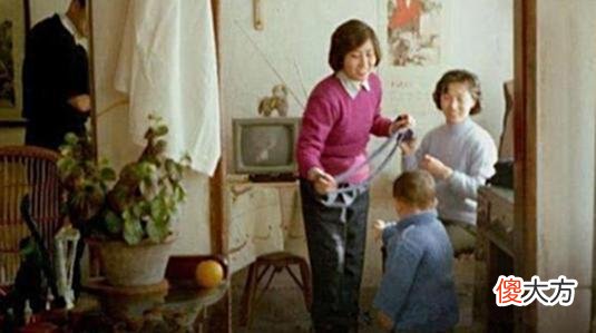 【历史故事】90年代老照片：像图六这样穿，在当时是百分百的回头率