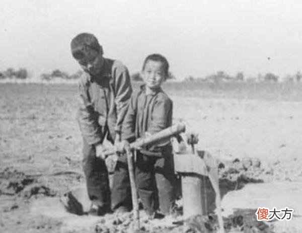 【爱历史】摄影师拍下70年代老照片：图1你家还有吗？图4清贫却热热闹闹的！