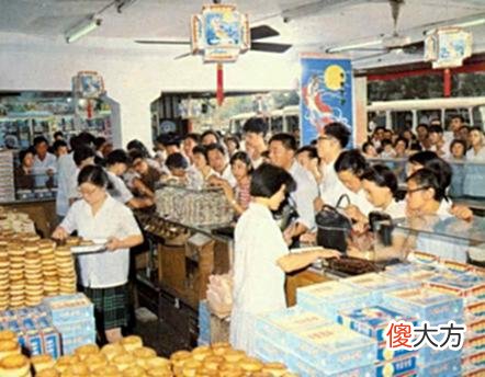 【爱历史】老照片：上世纪八十年代的上海，等公交排队有序