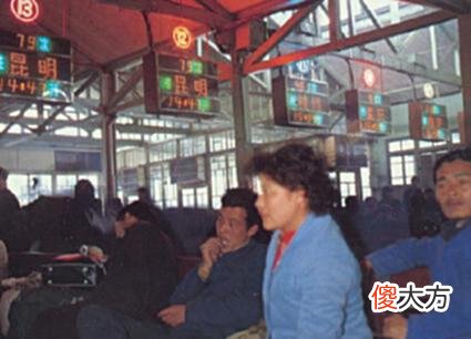 【爱历史】老照片：上世纪八十年代的上海，等公交排队有序