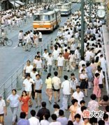 【爱历史】老照片：上世纪八十年代的上海，等公交排队有序