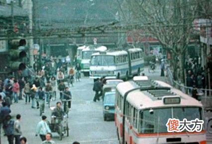 【爱历史】老照片：上世纪八十年代的上海，等公交排队有序