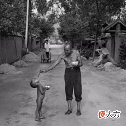 【历史故事】老照片：以前河南农村是这样吃饭的，和现在有很大的区别
