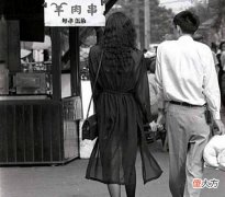 【爱历史】90年代老照片：图2的衣服如今一样很流行，图3里红色的是什么？