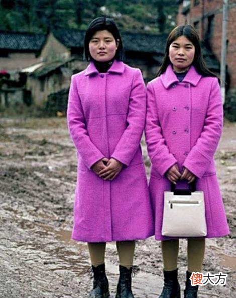【爱历史】90年代老照片：图2的衣服如今一样很流行，图3里红色的是什么？