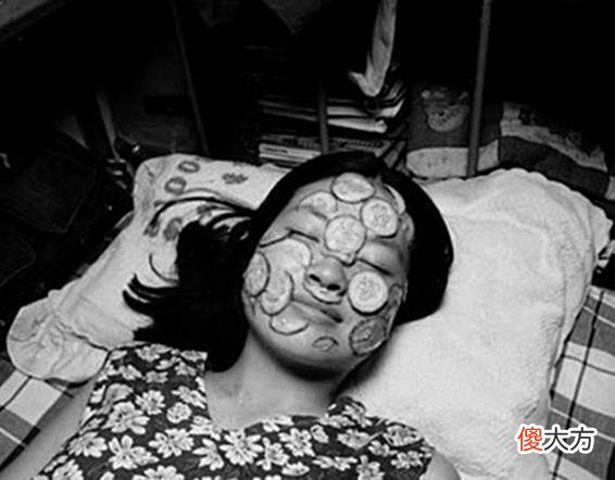 【爱历史】90年代老照片：图2的衣服如今一样很流行，图3里红色的是什么？