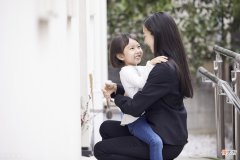 孩子说不想去幼儿园，光共情孩子的情绪可不够，这样做孩子情商高