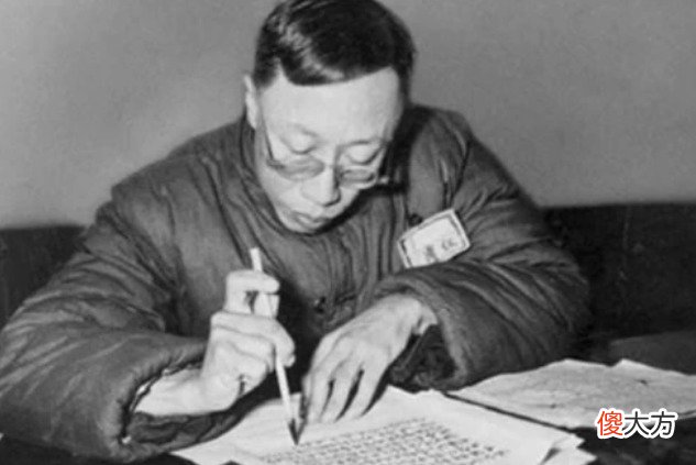 【爱历史】溥仪买票回故宫，指出画像挂错，专家：胡说八道！溥仪：我爹不是光绪！