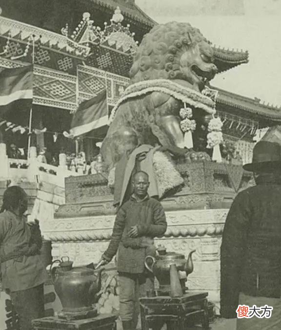 【历史故事】老照片：民国初年的故宫，太和殿前荒草丛生，紫禁城里卖大碗茶
