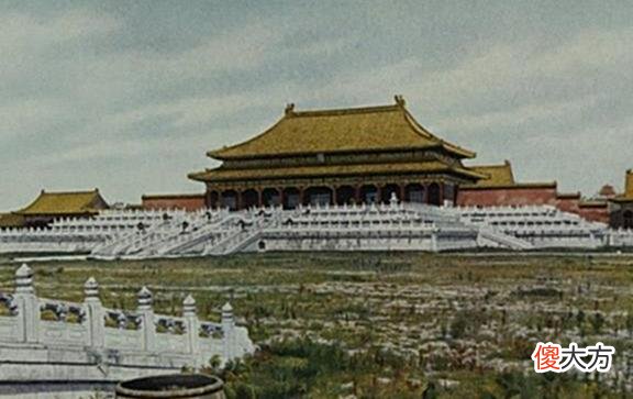 【历史故事】老照片：民国初年的故宫，太和殿前荒草丛生，紫禁城里卖大碗茶