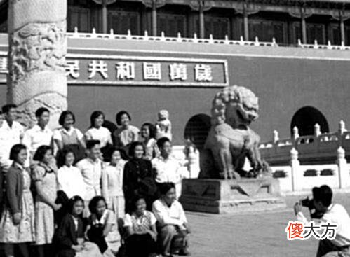 【爱历史】天安门老照片：工人们扩建天安门广场，大学生在前面合影留念
