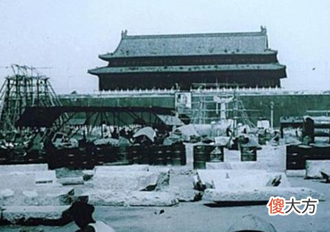 【爱历史】天安门老照片：工人们扩建天安门广场，大学生在前面合影留念