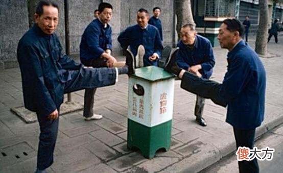 【爱历史】罕见老照片：八十年代初的上海，记忆老城区的生活，让人怀念