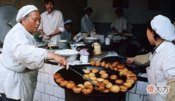 【爱历史】罕见老照片：八十年代初的上海，记忆老城区的生活，让人怀念