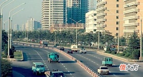 【历史故事】老照片：80年代的北京，车少路况好，自行车倒是挺拥挤