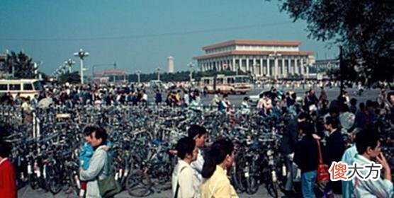 【历史故事】老照片：80年代的北京，车少路况好，自行车倒是挺拥挤