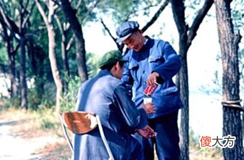 【爱历史】1983年北京老照片：两工人分享一瓶可乐，中国的第一个地铁