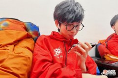 【游戏迷】XYG和WE掉到A组依旧垫底,轮流被A4和B2军训,想打卡位赛有点难