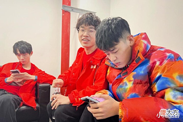 【游戏迷】XYG和WE掉到A组依旧垫底,轮流被A4和B2军训,想打卡位赛有点难