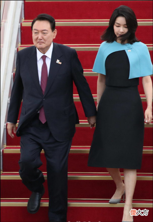 【就爱时尚】韩国夫人怕输?峰会最后一天不去太太团凑热闹,黄蓝造型终于出彩