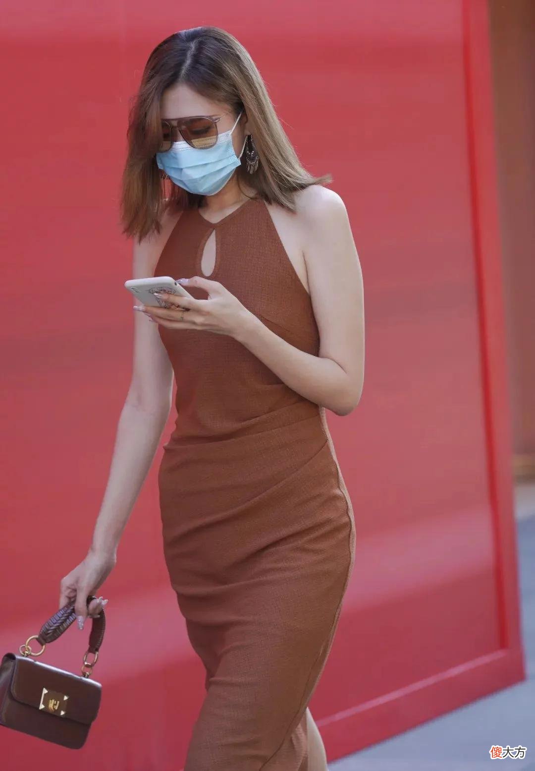 【就爱时尚】美女身上穿了一件褐色长裙成熟优雅，女人味十足
