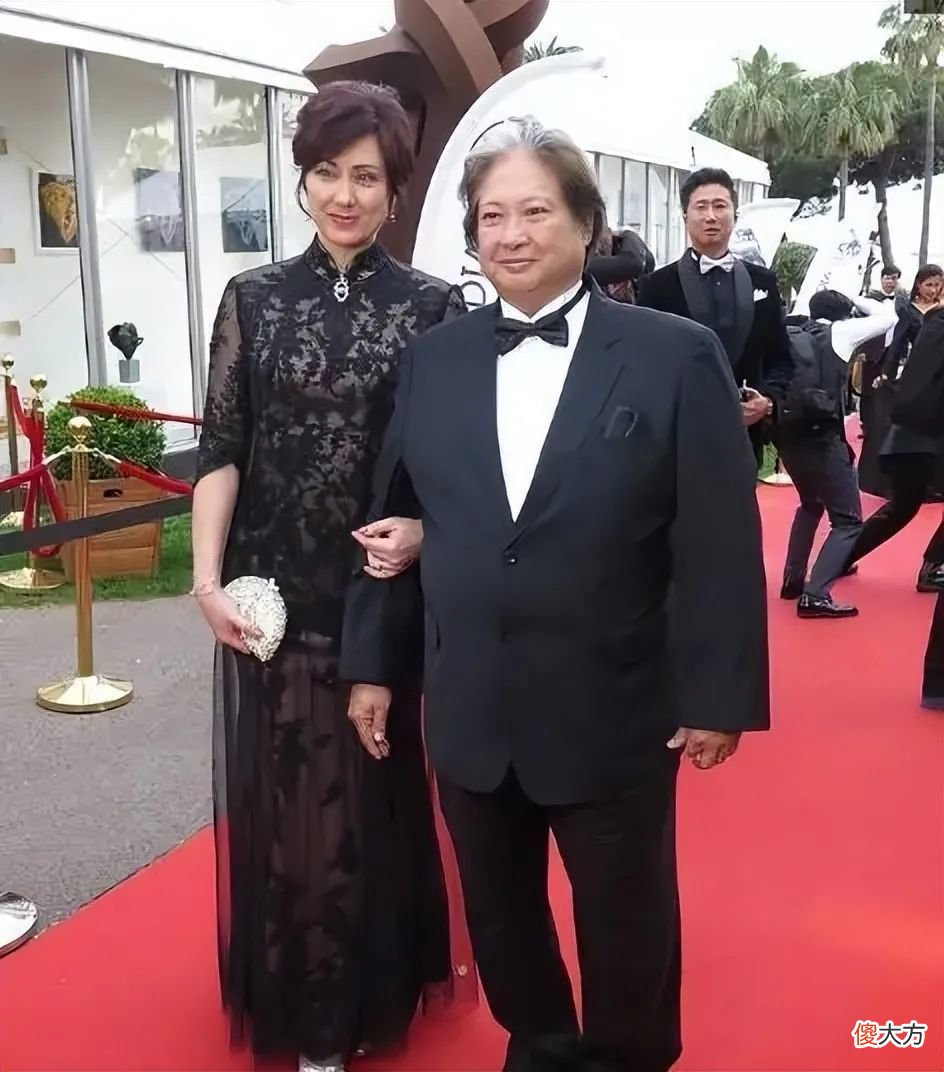 【就爱时尚】洪金宝妻子57岁仍风情不减,穿黑裙难掩美艳霸气,气场盖过洪金宝