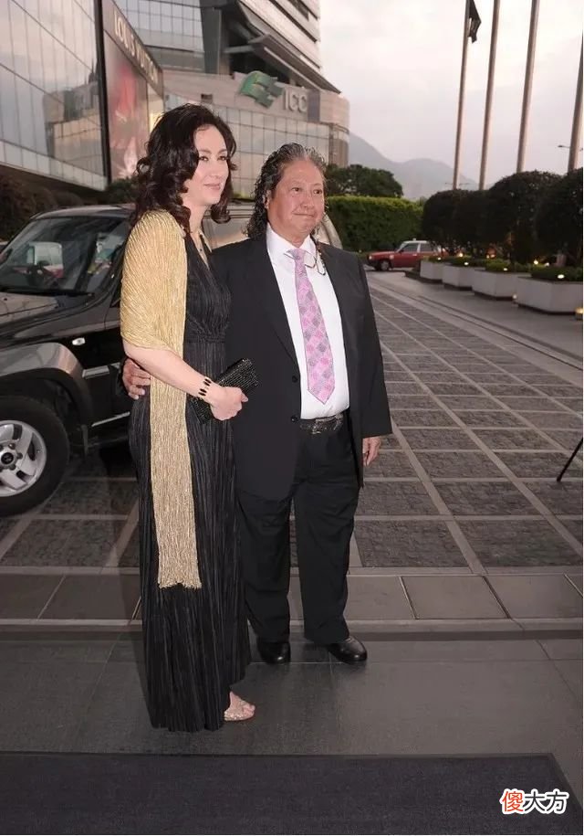 【就爱时尚】洪金宝妻子57岁仍风情不减,穿黑裙难掩美艳霸气,气场盖过洪金宝