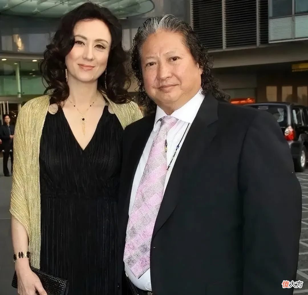 【就爱时尚】洪金宝妻子57岁仍风情不减,穿黑裙难掩美艳霸气,气场盖过洪金宝