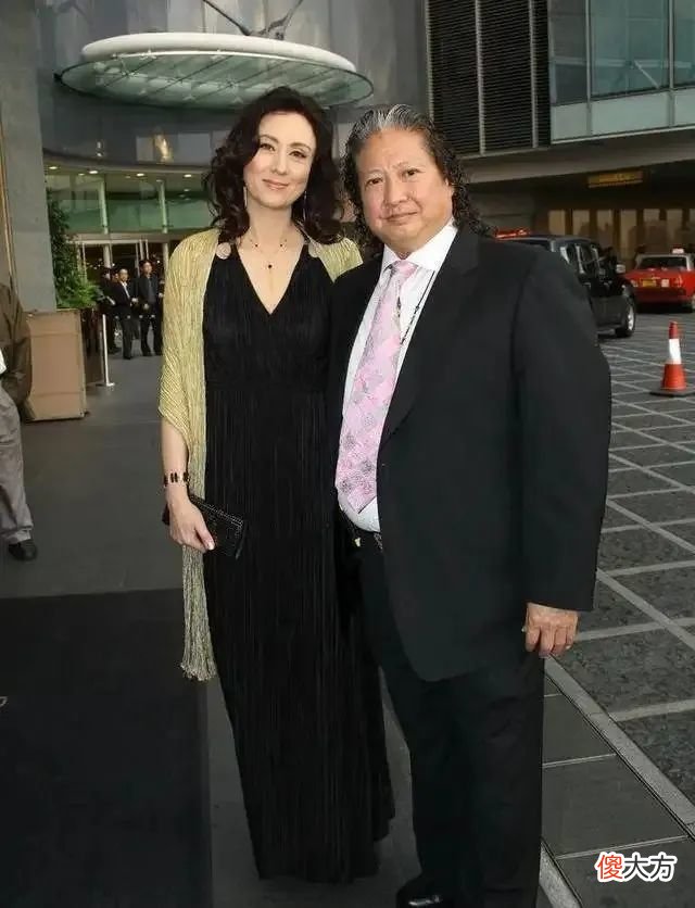 【就爱时尚】洪金宝妻子57岁仍风情不减,穿黑裙难掩美艳霸气,气场盖过洪金宝
