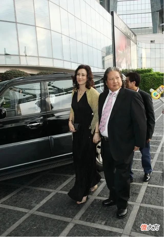 【就爱时尚】洪金宝妻子57岁仍风情不减,穿黑裙难掩美艳霸气,气场盖过洪金宝