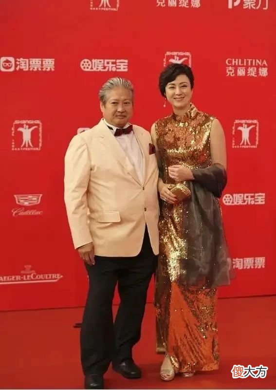 【就爱时尚】洪金宝妻子57岁仍风情不减,穿黑裙难掩美艳霸气,气场盖过洪金宝